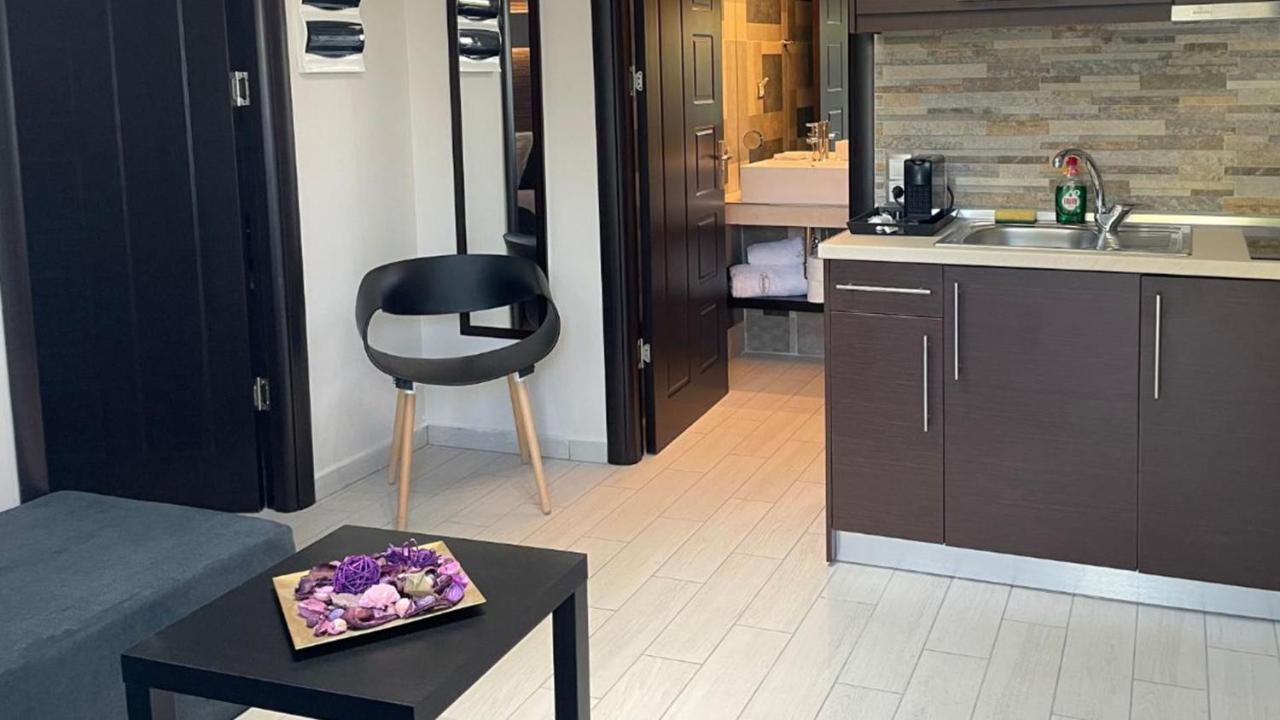 Luxrooms Ofrínion Eksteriør bilde
